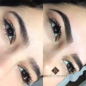 Mulher com sobrancelhas de renna